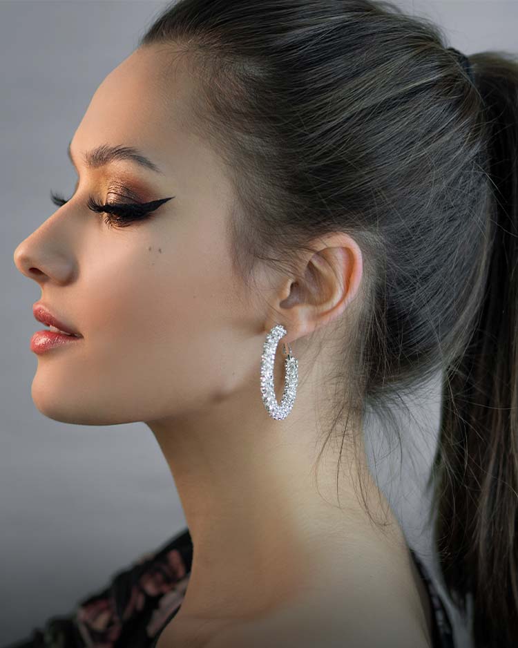 Model with soft glowing makeup, bronze eyeshadow and winged eyeliner