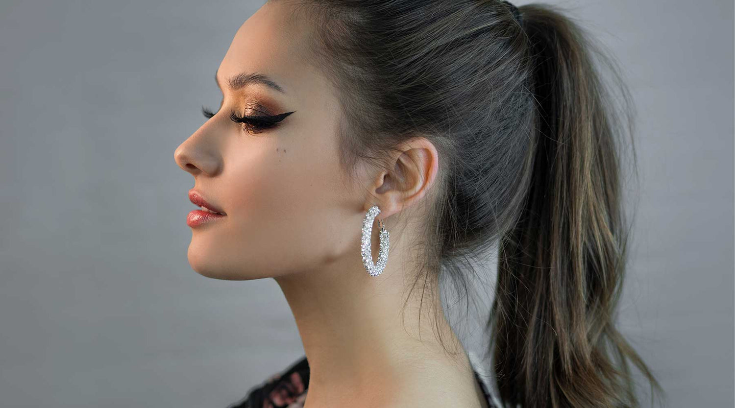 Model with soft glowing makeup, bronze eyeshadow and winged eyeliner