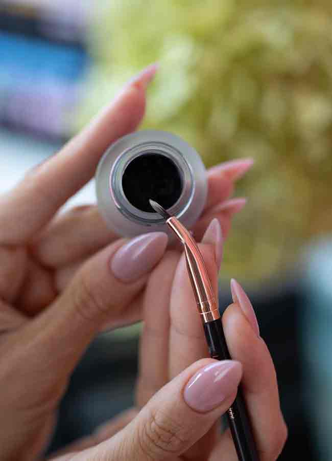 Gel Eyeliner pot open with 206 Angled Eyeliner Brush in shot