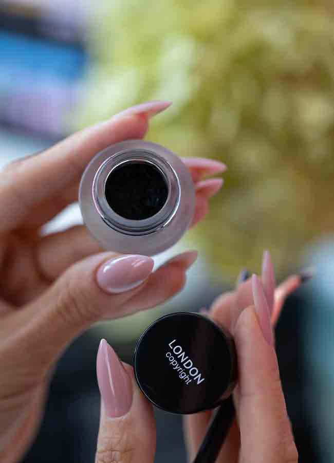 Gel Eyeliner pot open with 206 Angled Eyeliner Brush in shot